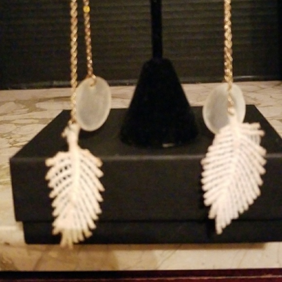 "CLOTH AND SHELL FEATHER LONG EARRINGS"!💕 - Picture 2 of 4